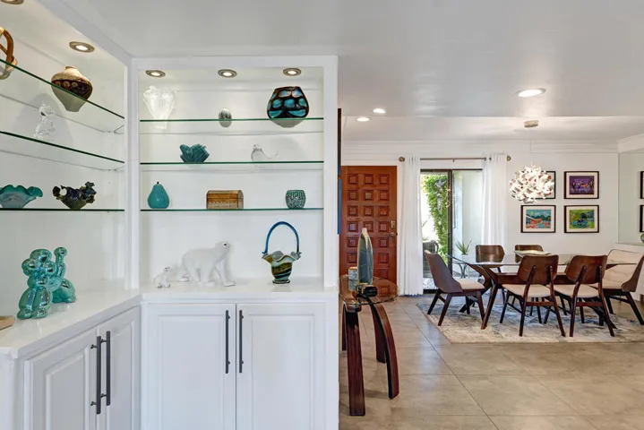 LIVING BUILT INS TO DINING AND ENTRY MLS