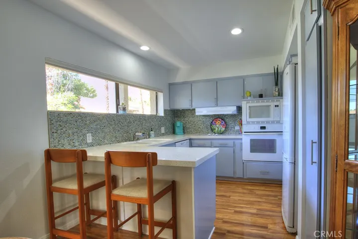 Kitchen and Breakfast Bar