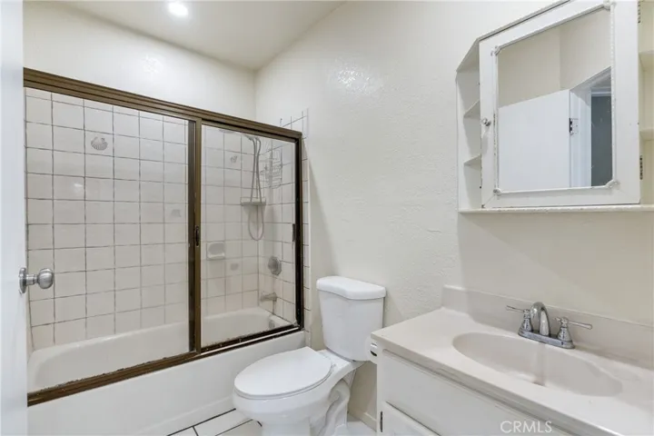 Hallway Full Bathroom