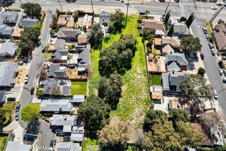 Overall head view of the lot's depth and width. See number of properties on both sides of the lot.