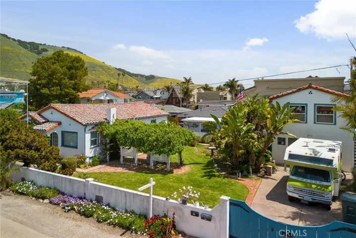355 Castaic showing home and garage with 1 bedroom apartment upstairs.