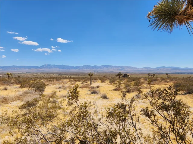 2 AC E Ave N8, Palmdale, California 93591