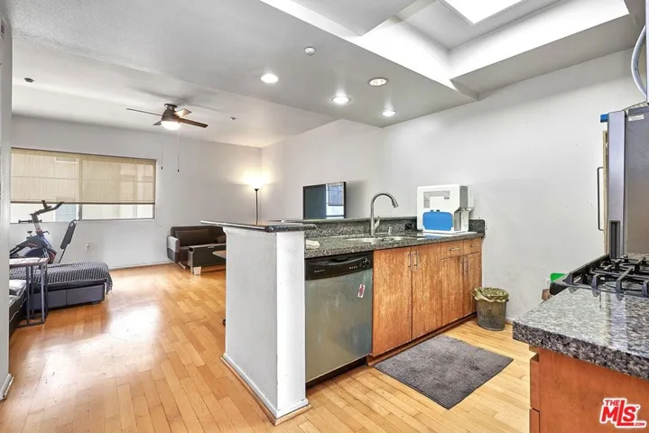 2864 Sunset Place 404, Los Angeles, California 90005