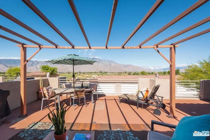 Expansive deck for entertaining