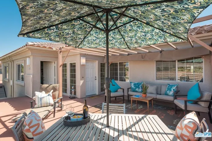 Huge deck for seamless outdoor living!