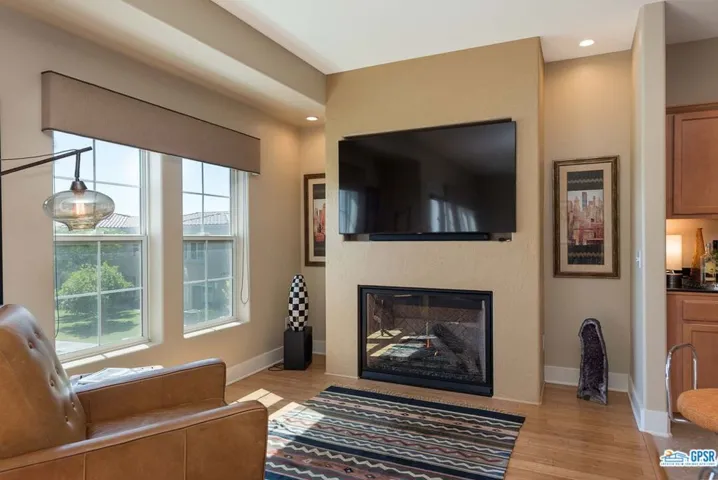 Gas fireplace!!