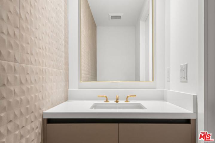 8326 Blackburn Avenue Unit 202, Los Angeles, California 90048
