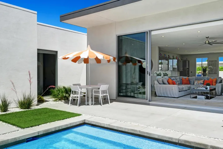 POOL SIDE DINING TO HOUSE TIGHT