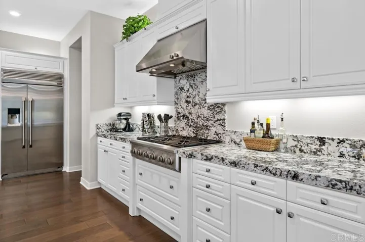 6 Burner Gas Cooktop and Pot Drawers