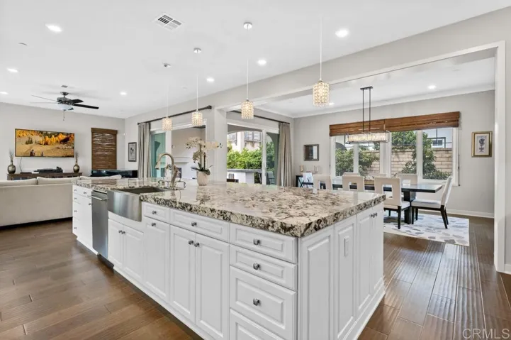 Kitchen Open to Living Room & Dining Room... Great for Parties & Family Gatherings