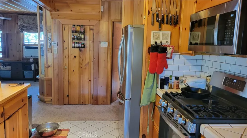 984 Chillon Drive, Crestline, California 92325