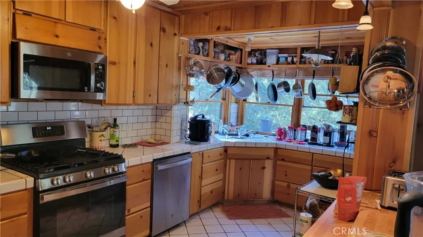 984 Chillon Drive, Crestline, California 92325