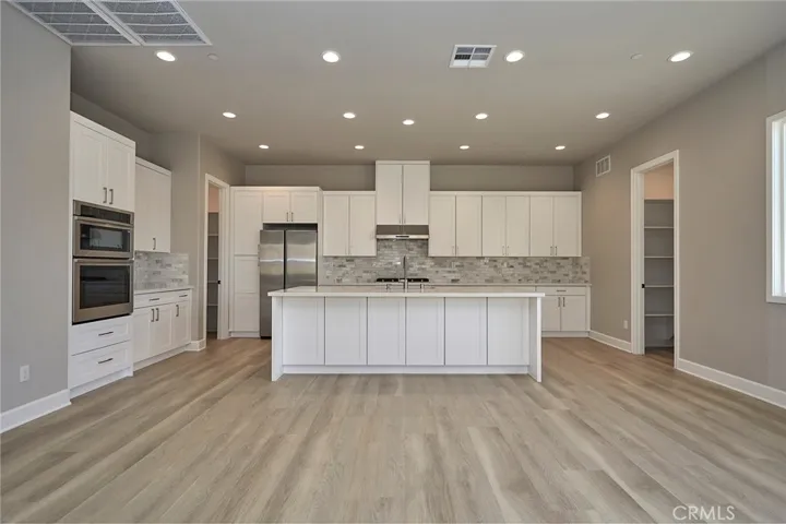 12934 Davona Dale, Apple Valley, California 92308