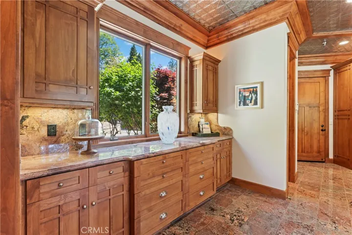 250 Brentwood Drive, Lake Arrowhead, California 92352