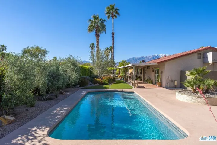 940 N Calle Loro, Palm Springs, California 92262