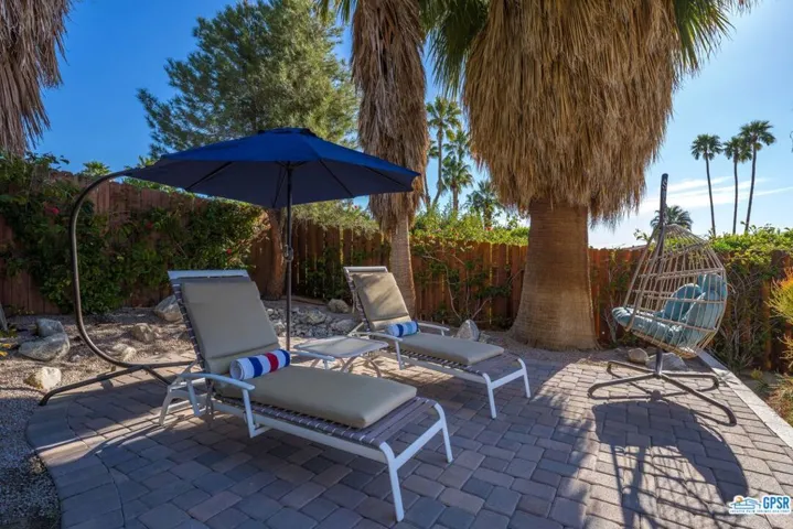 940 N Calle Loro, Palm Springs, California 92262