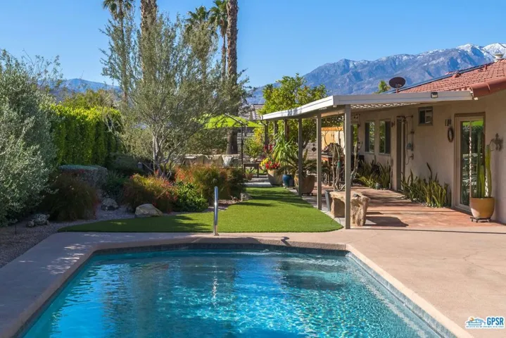 940 N Calle Loro, Palm Springs, California 92262
