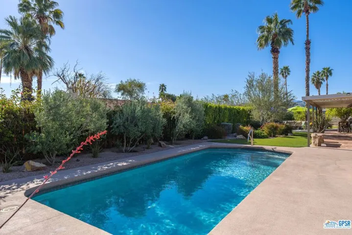 940 N Calle Loro, Palm Springs, California 92262