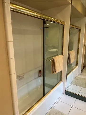 Bath 2 - Shower/Tub