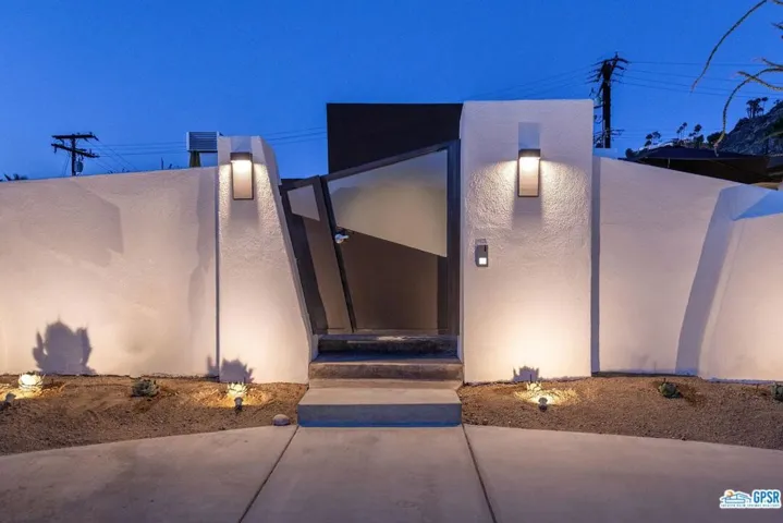 2222 S Araby Drive, Palm Springs, California 92264