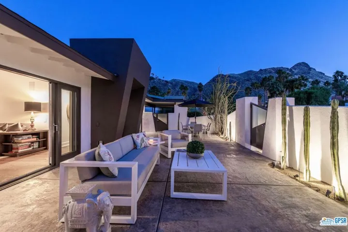 2222 S Araby Drive, Palm Springs, California 92264