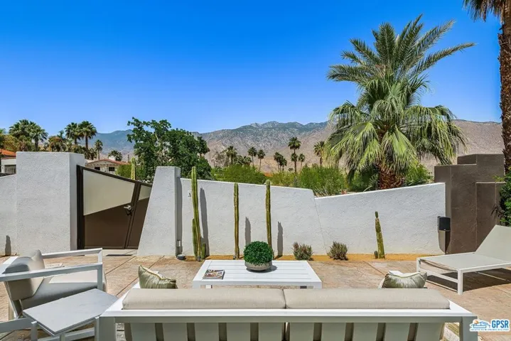 2222 S Araby Drive, Palm Springs, California 92264