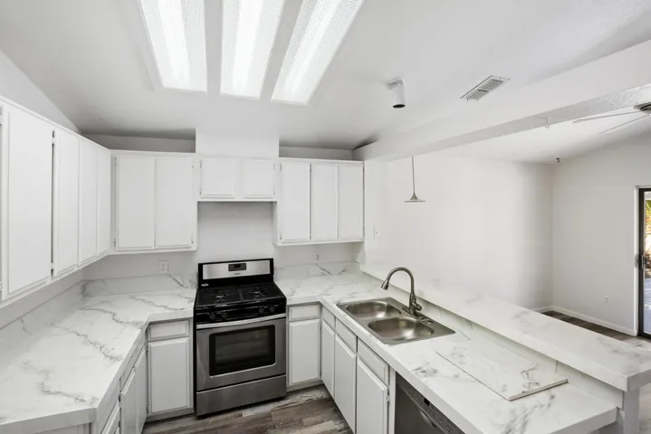008_Kitchen 43215 Texas 06-05-23