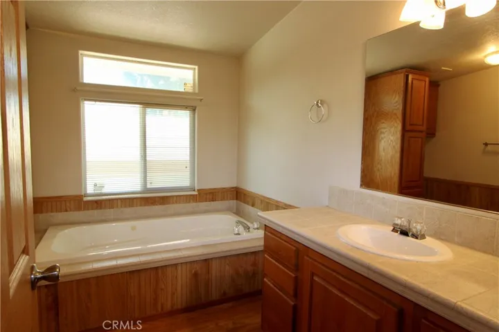 Main en suite bathroom with Jacuzzi tub!