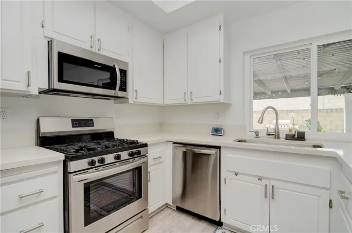 Farmers sink with stainless steel appliances