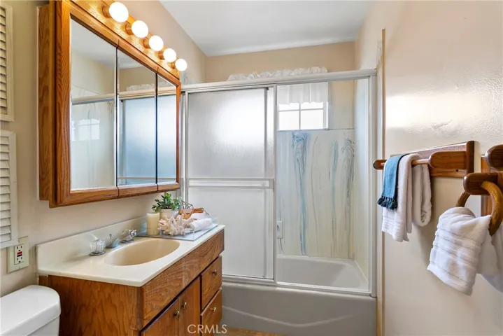 Secondary bathroom with shower/bathtub.