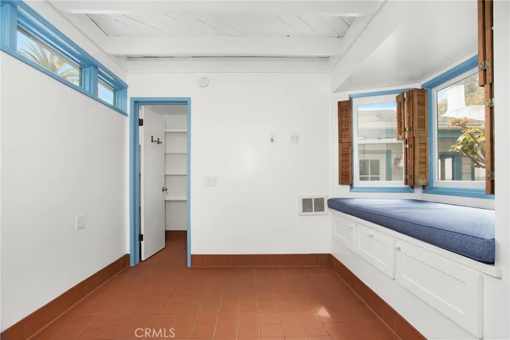 Secondary bedroom or office