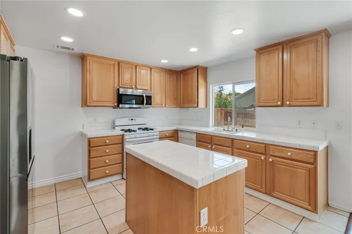 17636 Caprice Way, Victorville, California 92395