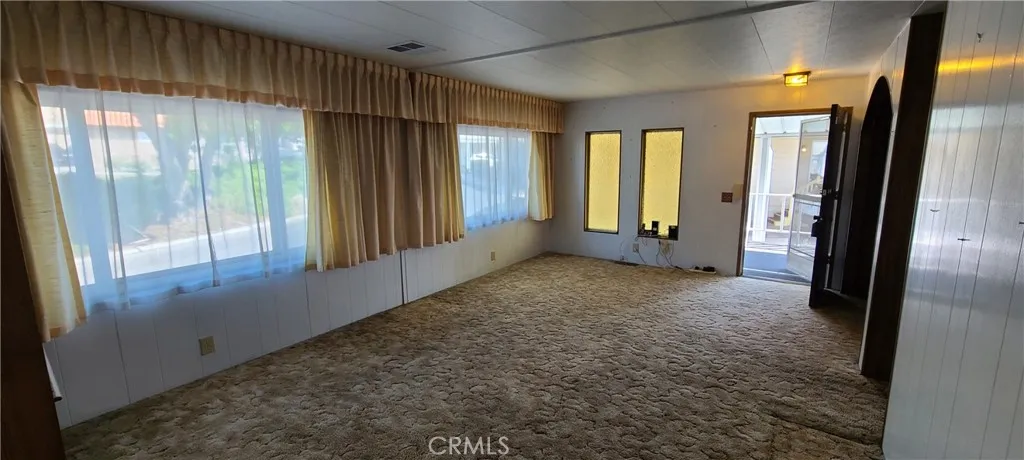 Living room looking back towards entrance!