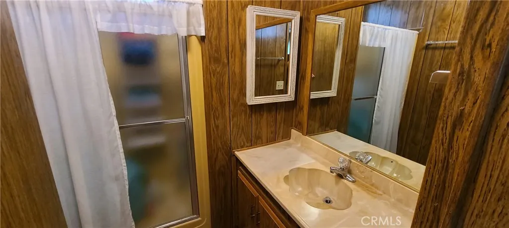 Bathroom 2 of 2 w/shower!