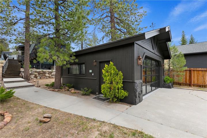 Detached garage
