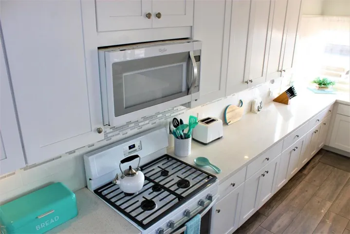 3072 Solimar Beach Drive Gas Range and M