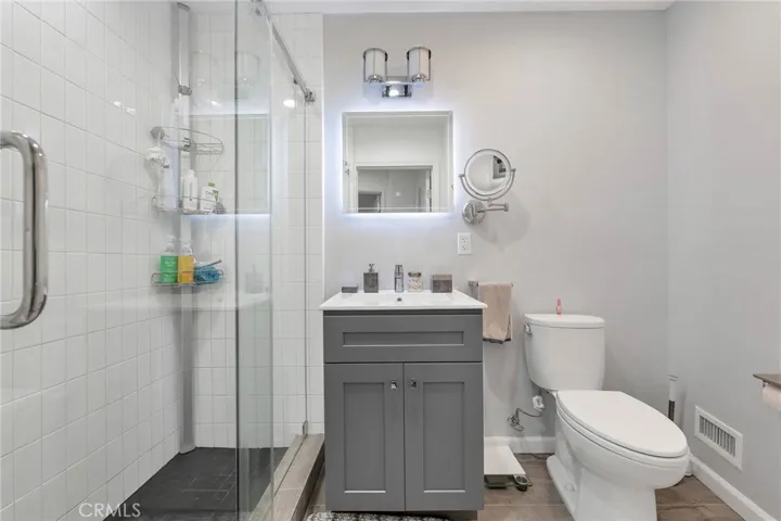 Hall bath - Level 2