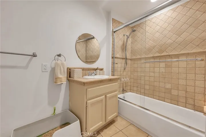 Hall bath - Level 2