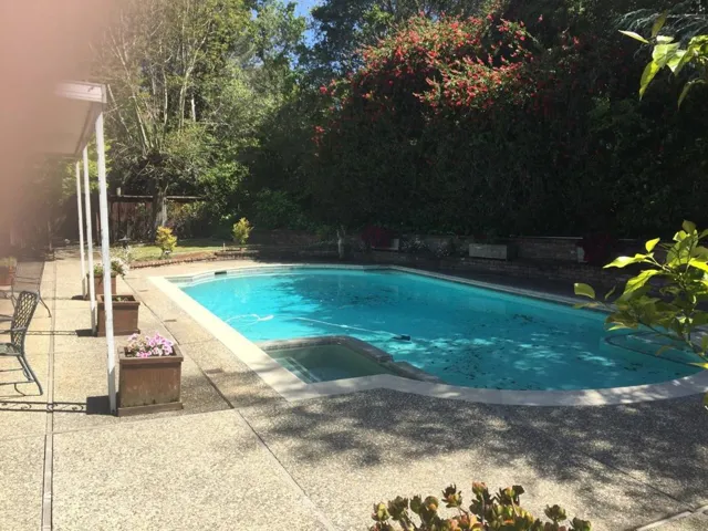 Heated Swimming Pool with Jacuzzi