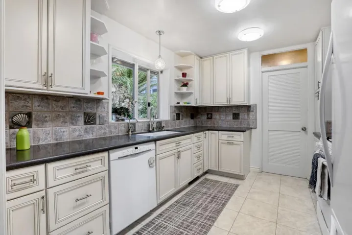 859 Balboa Avenue, Pacific Grove, California 93950
