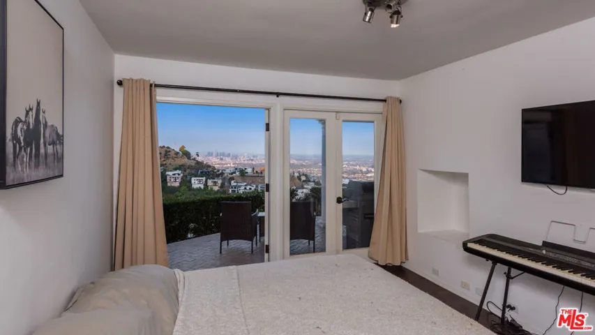 2199 Sunset Plaza Drive, Los Angeles, California 90069