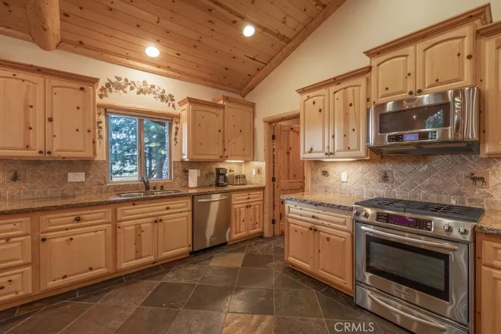 203 Alp Court, Big Bear, California 92315