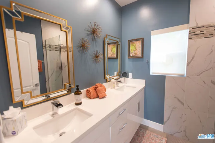 Retro Room Bath