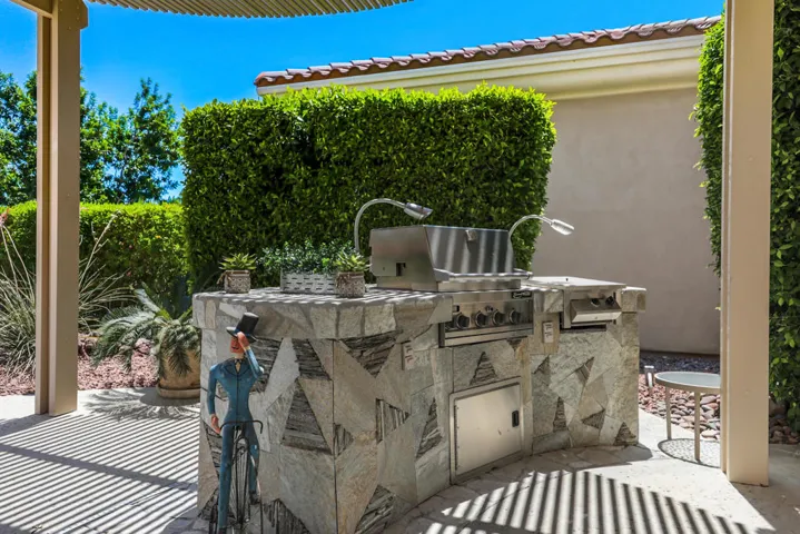Built-In Bar-B-Que