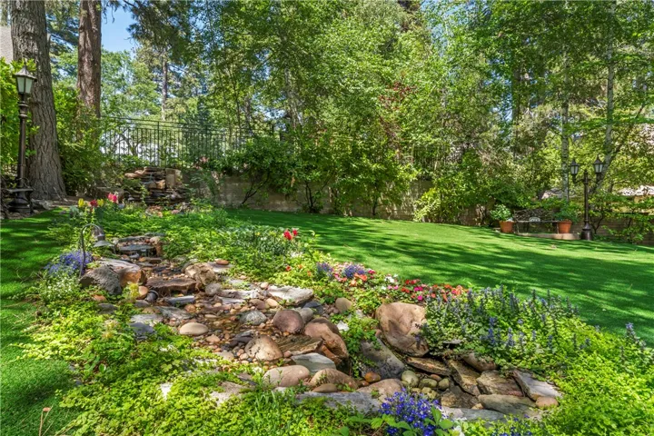 27780 High Knoll Road, Lake Arrowhead, California 92352
