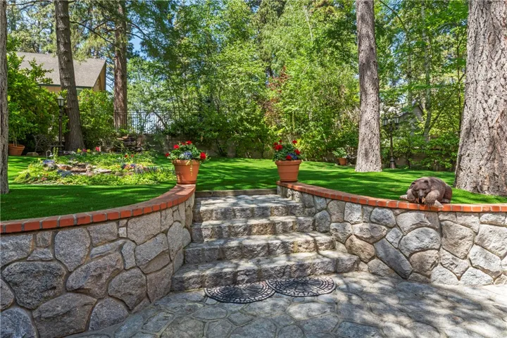 27780 High Knoll Road, Lake Arrowhead, California 92352