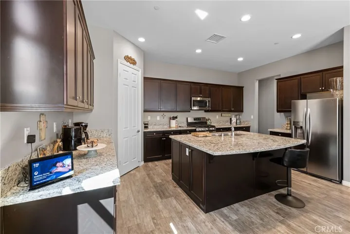 Large Kitchen w/plenty of cupboards and counter top space