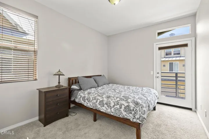 21-web-or-mls-Upmarketmedia_565She-84