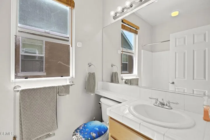 22-web-or-mls-Upmarketmedia_565She-87