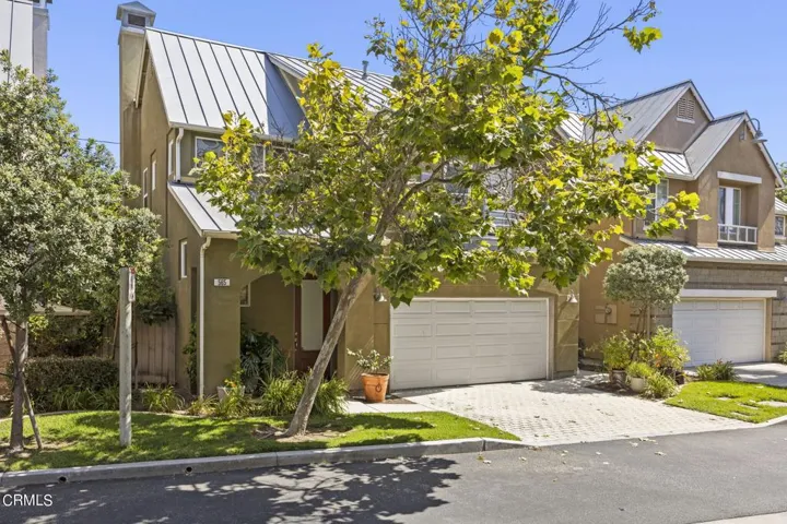 3-web-or-mls-Upmarketmedia_565She-2a